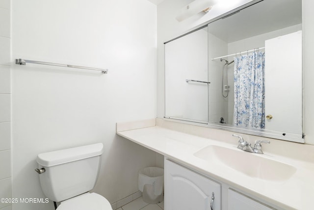 full bath featuring curtained shower, toilet, and vanity