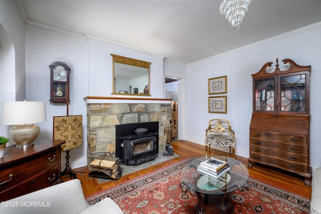 living area featuring baseboards, crown molding, and wood finished floors
