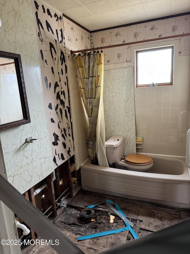 bathroom featuring toilet and shower / bath combo with shower curtain