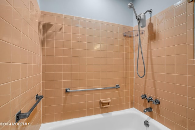 bathroom with washtub / shower combination