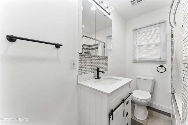 full bath with toilet, a shower with curtain, visible vents, and decorative backsplash