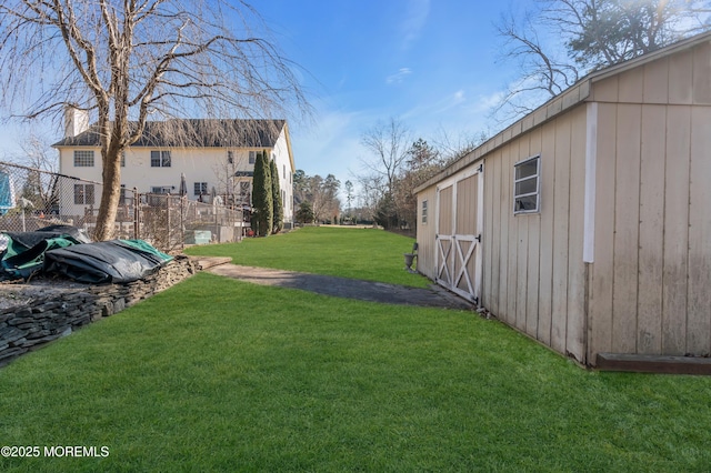 view of yard featuring an outdoor structure