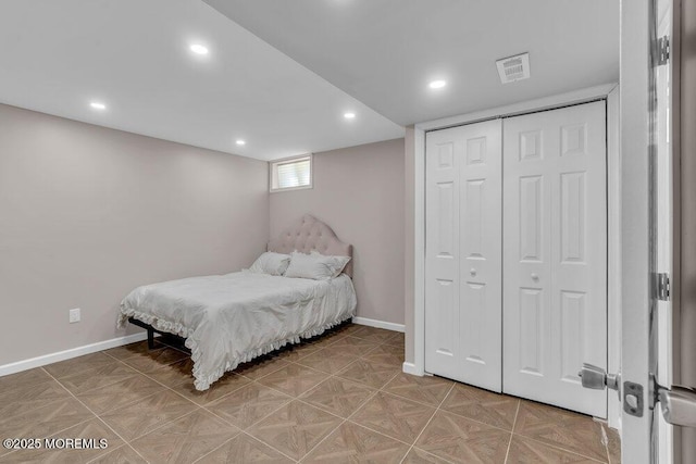 bedroom featuring a closet, visible vents, recessed lighting, and baseboards