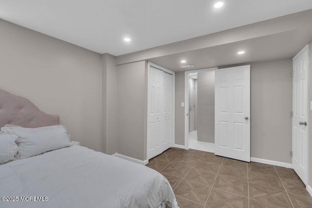 bedroom featuring recessed lighting, baseboards, and a closet