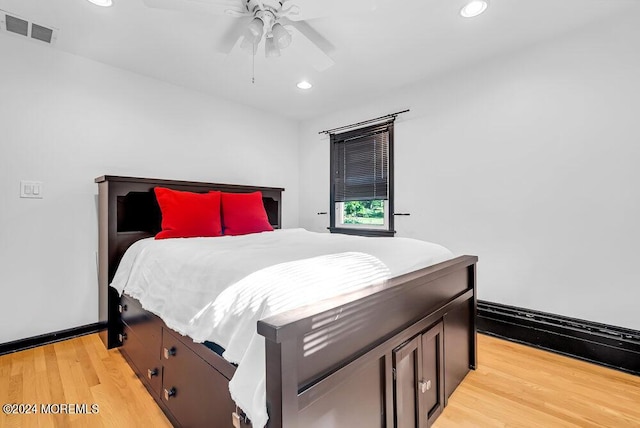 bedroom featuring recessed lighting, visible vents, light wood-style flooring, a ceiling fan, and baseboards