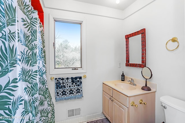 full bath with visible vents, toilet, vanity, and a shower with curtain