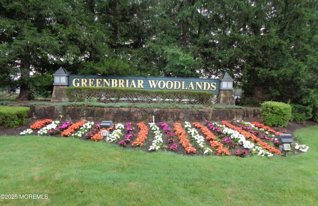 community sign featuring a yard