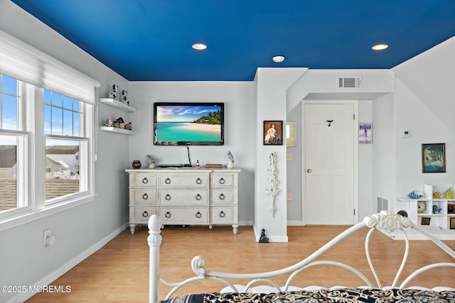 bedroom featuring light wood finished floors, baseboards, visible vents, and recessed lighting