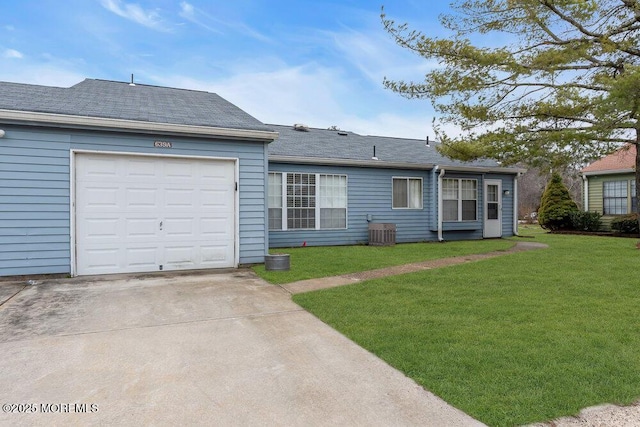 view of front of house featuring roof with shingles, an attached garage, central AC unit, a front yard, and driveway