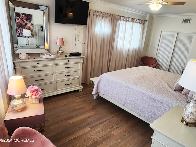 bedroom with dark wood-style floors, visible vents, crown molding, and a ceiling fan