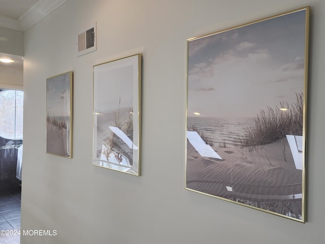 room details with visible vents and crown molding