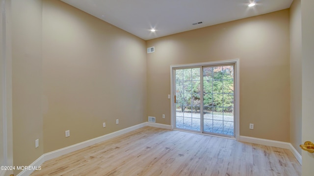 spare room with light wood-style floors, recessed lighting, visible vents, and baseboards