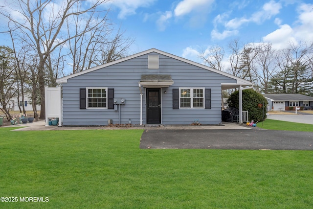 view of front of home featuring driveway and a front lawn