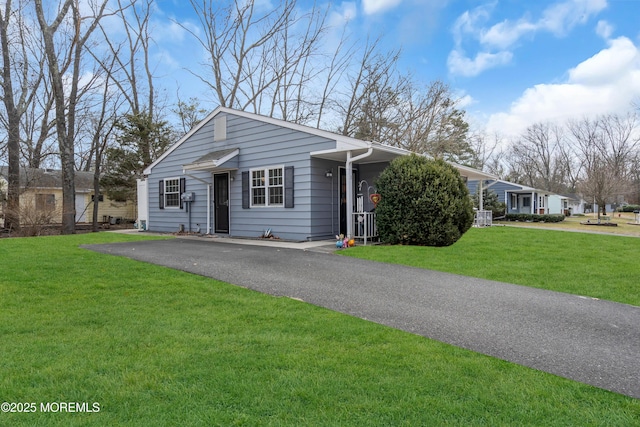 view of front of home featuring a front yard and driveway