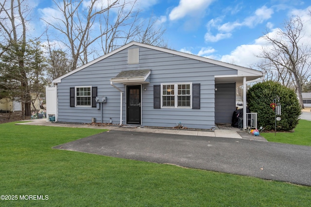 view of front facade featuring aphalt driveway and a front lawn