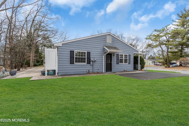 view of front of property with a front yard