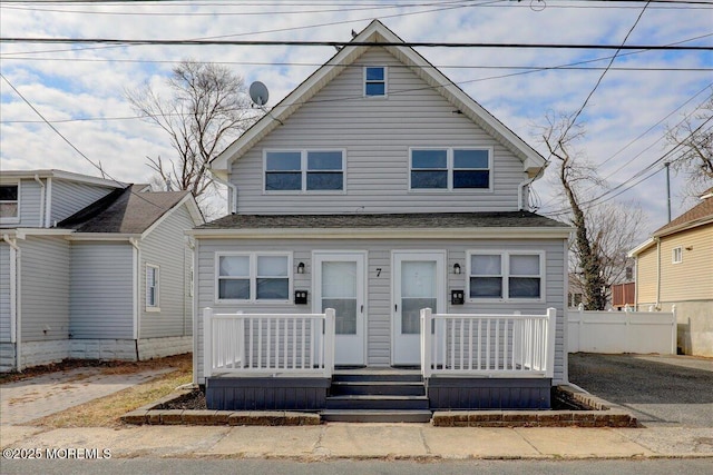 view of front of house with covered porch and fence