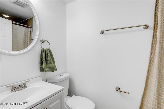 full bath featuring toilet, vanity, visible vents, and a shower with curtain