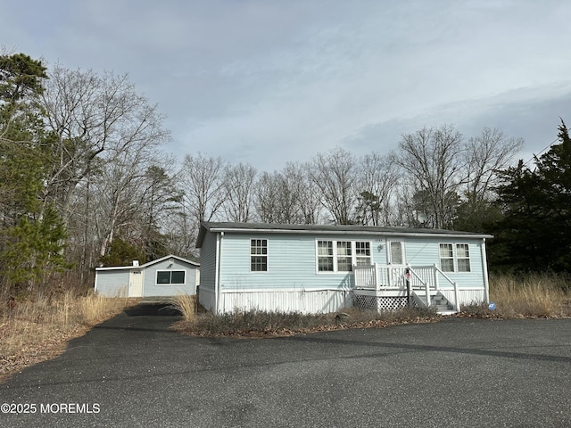 manufactured / mobile home featuring driveway