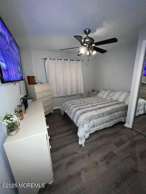 bedroom with dark wood-style floors and a ceiling fan