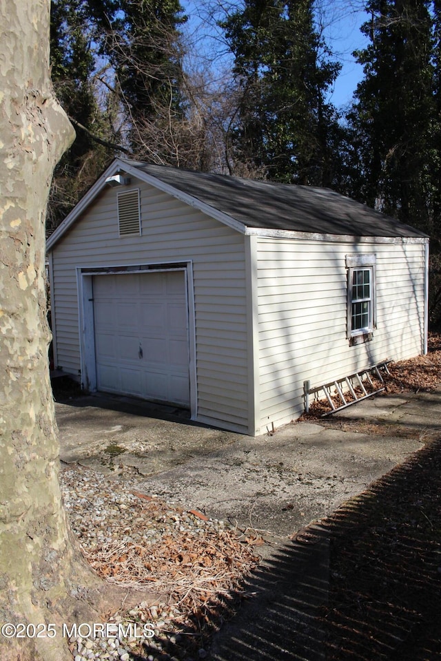 detached garage featuring concrete driveway