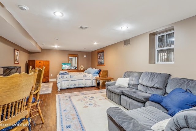 living area featuring recessed lighting, wood finished floors, visible vents, and baseboards