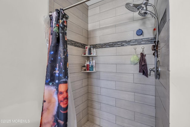 bathroom featuring a tile shower