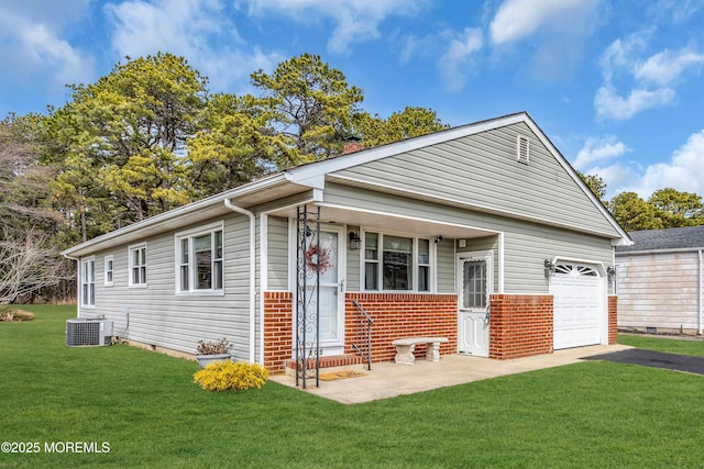 view of front of property featuring brick siding, central air condition unit, an attached garage, driveway, and a front lawn