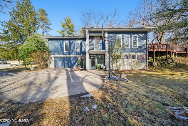 view of front facade with a garage and driveway