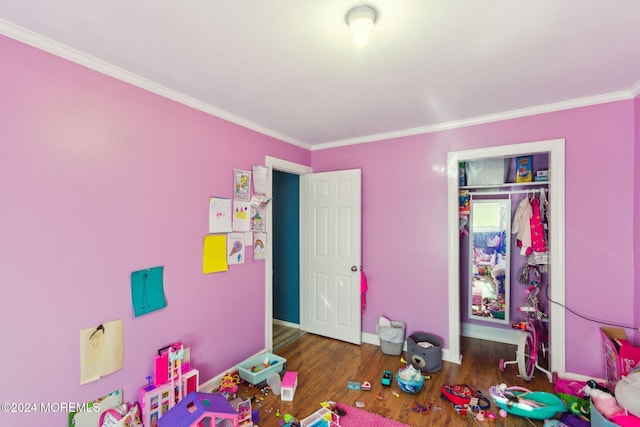 rec room with crown molding, baseboards, and wood finished floors