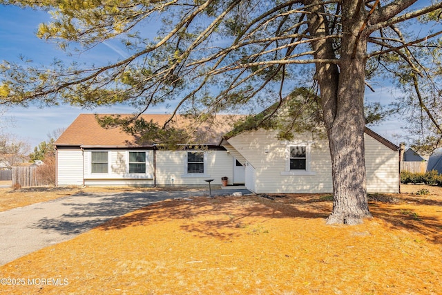 view of front of home featuring fence and driveway