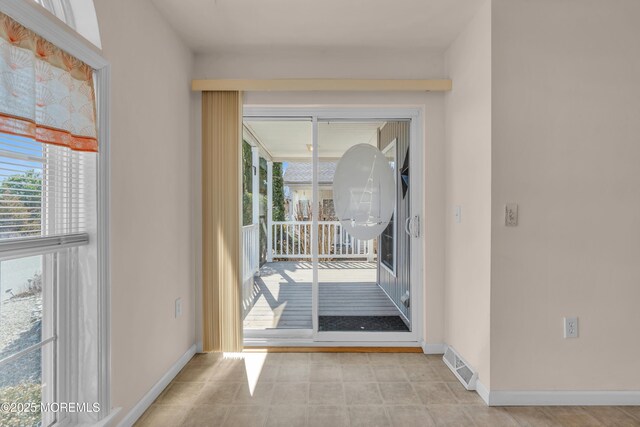 entryway featuring visible vents and baseboards