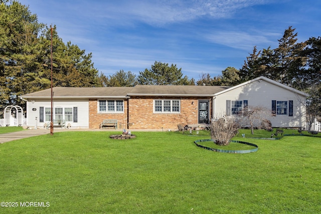 view of front of home featuring brick siding and a front yard