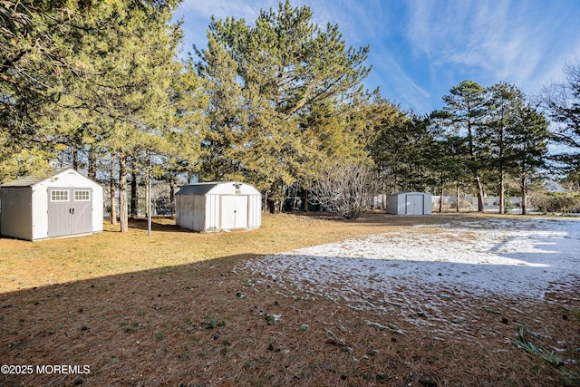 view of yard featuring a storage shed and an outdoor structure