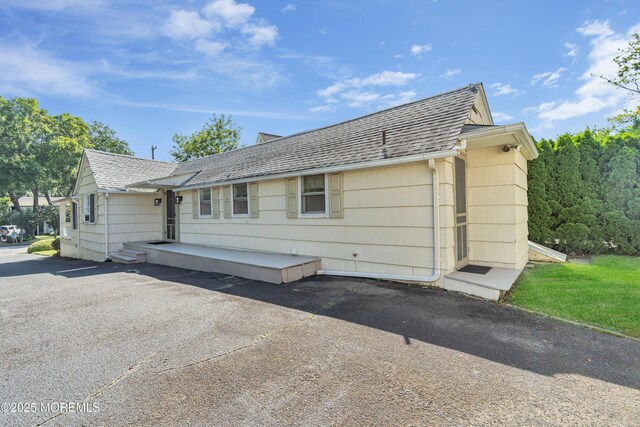 view of front of home with roof with shingles