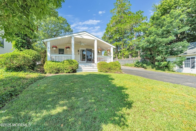 view of front of house featuring a porch, a front yard, and ceiling fan