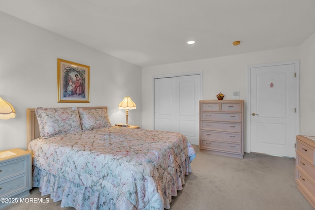 carpeted bedroom featuring recessed lighting and a closet