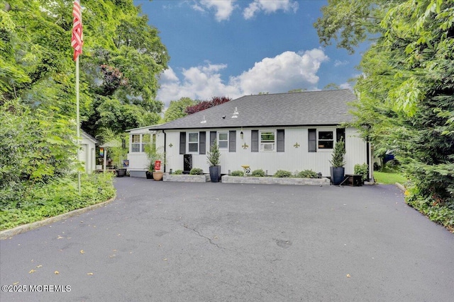 ranch-style house featuring driveway