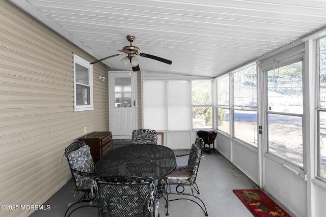 sunroom with ceiling fan