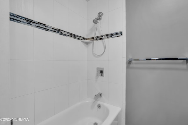 full bath with shower / tub combination