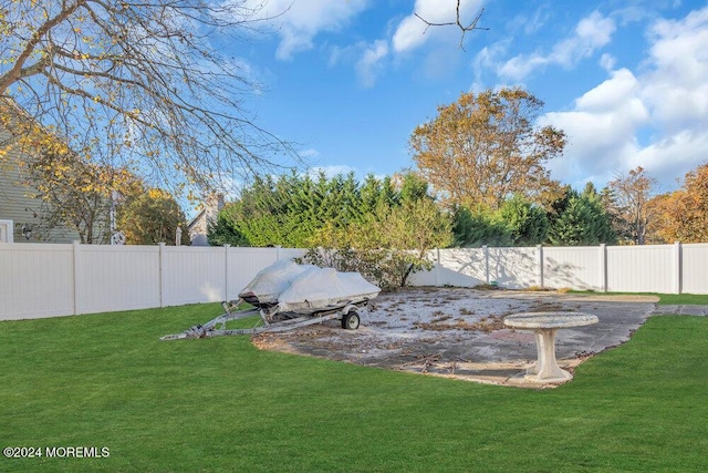 view of yard featuring a fenced backyard