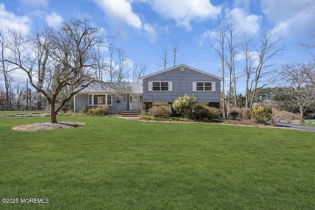 view of front of property featuring a front lawn