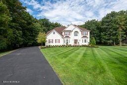 view of front facade with driveway and a front yard