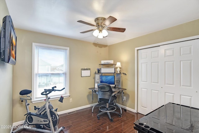 workout room featuring dark wood-type flooring, visible vents, baseboards, and a ceiling fan