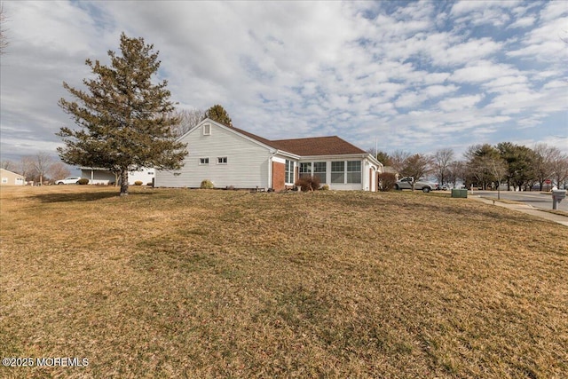 view of front of house featuring a front lawn and brick siding