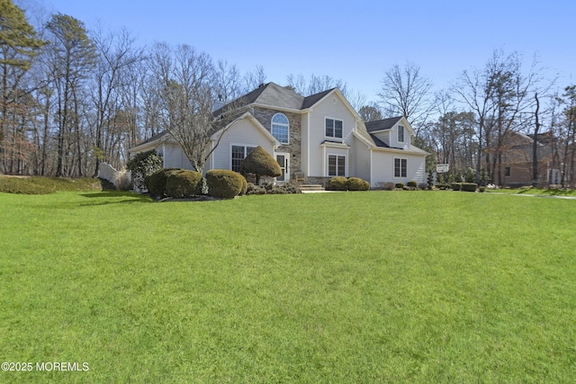 view of front facade with a front yard