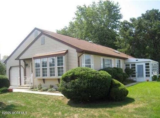 view of front of home featuring a front lawn