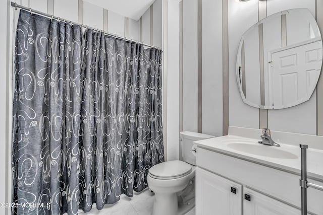 full bath featuring a shower with shower curtain, vanity, and toilet