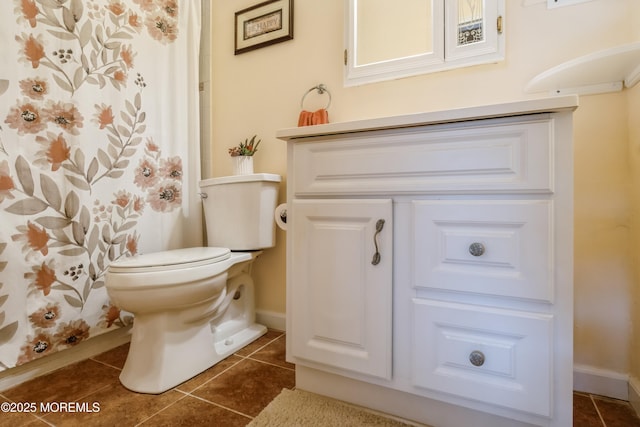 bathroom featuring tile patterned floors, curtained shower, toilet, and baseboards