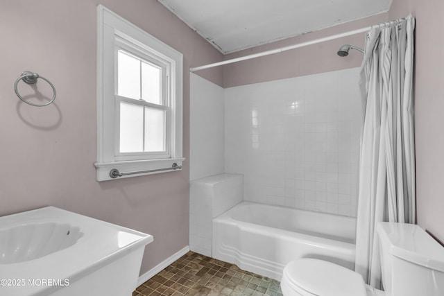 full bath featuring baseboards, a sink, toilet, and shower / bathtub combination with curtain